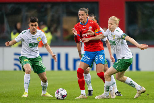 Helsingborgs Ervin Gigovic i en kamp mot Hammarbys Alper