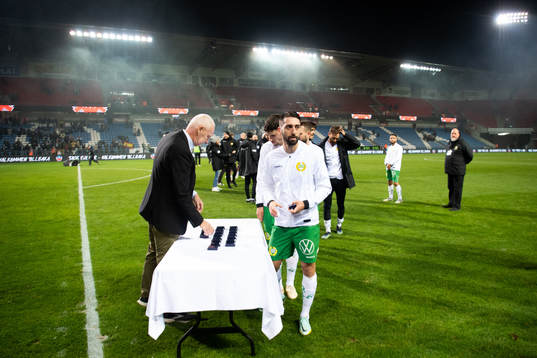 Hammarbys Nahir Besara tar emot sin medalj för tredje