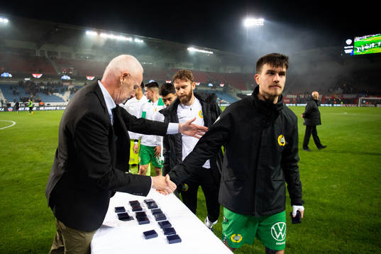 Hammarbys Pavle Vagic tar emot sin medalj för tredje