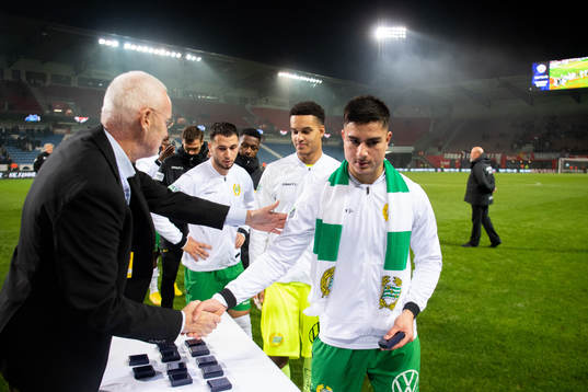 Hammarbys Jusef Erabi tar emot sin medalj för tredje