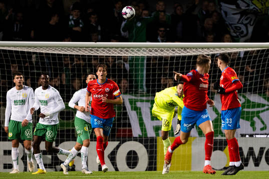 Hammarbys målvakt Oliver Dovin med ett utkast