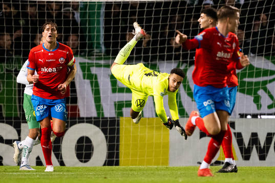 Hammarbys målvakt Oliver Dovin med ett utkast