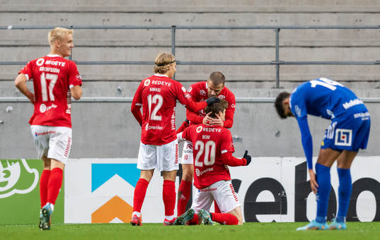 Kalmars Oliver Berg jublar med Sebastian Nanasi och Filip