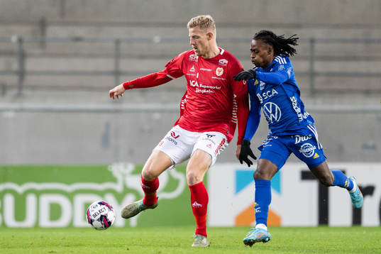 Kalmars Lars Saetra och GIF Sundsvalls Ronaldo Damus