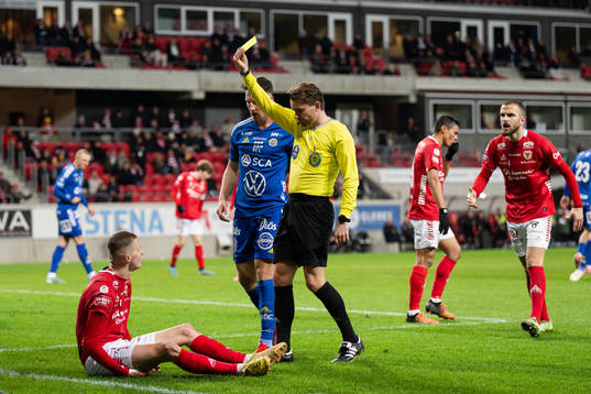 Kalmars David Kristjan Olafsson får en varning av Domare