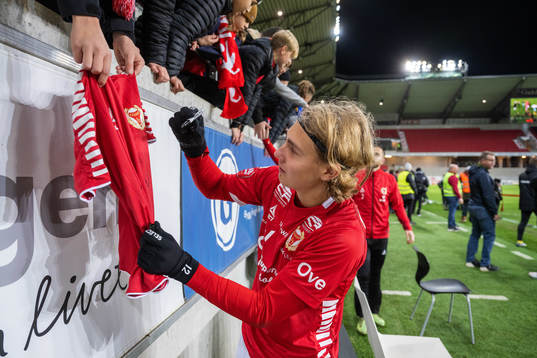 Kalmars Sebastian Nanasi skriver autograf