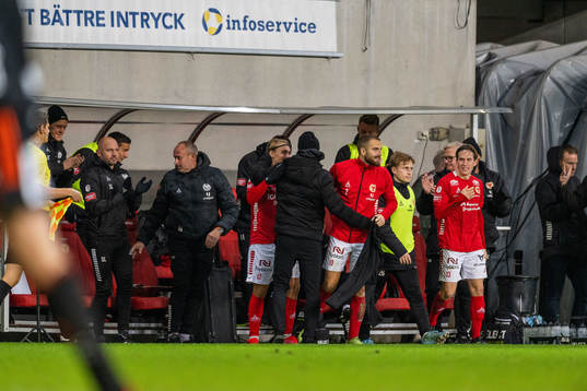 Kalmars tränare Henrik Rydström jublar med spelarna