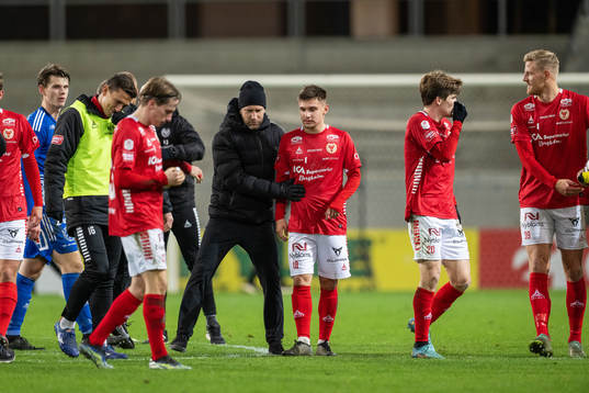 Kalmars tränare Henrik Rydström jublar med Isak Bjerkebo