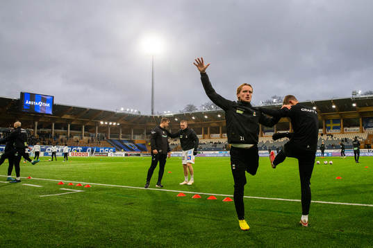 Varbergs spelare värmer upp