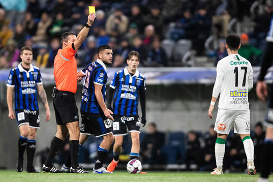 Domare Bojan Pandzic delar ut ett gult kort till Varbergs