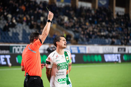 Domare Bojan Pandzic varnar Varbergs Jon Birkfeldt