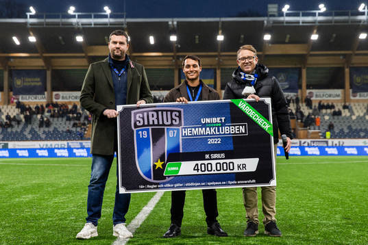 Unibet delar ut en check till Sirius