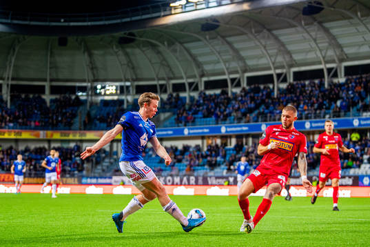 Erling Knudtzon of Molde and Ian Smeulers of Sandefjord
