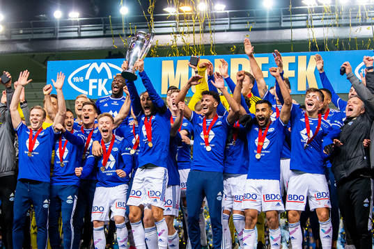 Magnus Wolff Eikrem and players of Molde celebrate with the