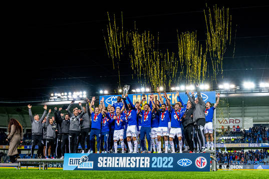 Magnus Wolff Eikrem and players of Molde celebrate with the