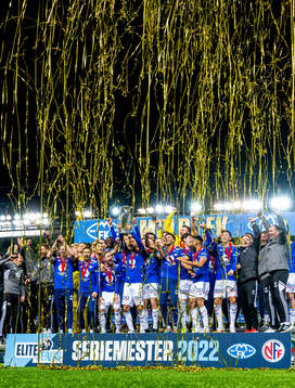 Magnus Wolff Eikrem and players of Molde celebrate with the