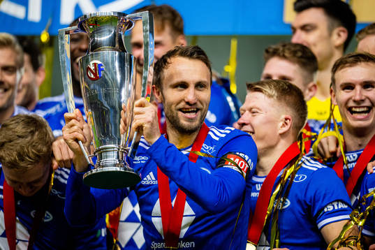 Magnus Wolff Eikrem and players of Molde celebrate with the
