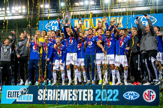 Magnus Wolff Eikrem and players of Molde celebrate with the