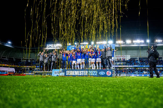 Magnus Wolff Eikrem and players of Molde celebrate with the