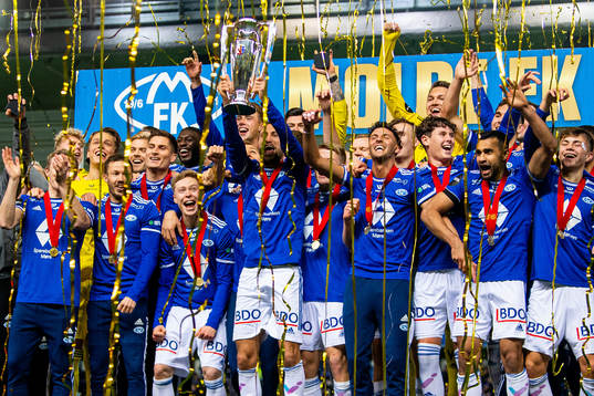 Magnus Wolff Eikrem and players of Molde celebrate with the