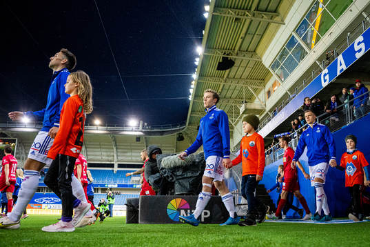 Erling Knudtzon of Molde enters the pitch