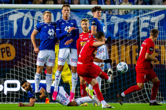 Etzaz Muzafar Hussain and players of Molde