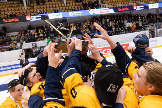 Norrbottens spelare jublar med pokalen efte ishockeymatchen