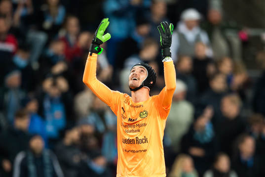 Mjällbys målvakt Noel Törnqvist jublar