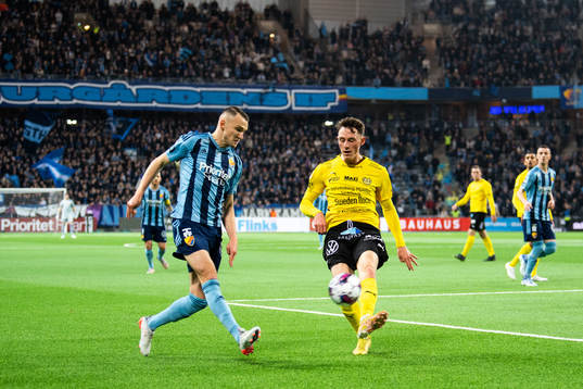 Djurgårdens Piotr Johansson och Mjällbys Noah Persson