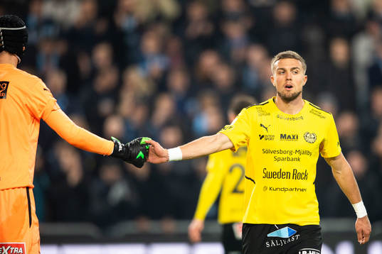 Mjällbys målvakt Noel Törnqvist och Ivan Kricak