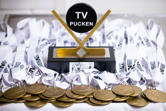 Medaljer och pokal innan ishockeymatchen i TV-Pucken mellan