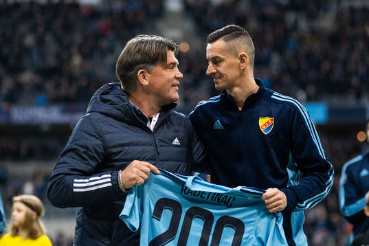 Djurgårdens sportchef Bosse Andersson tilldelar Haris