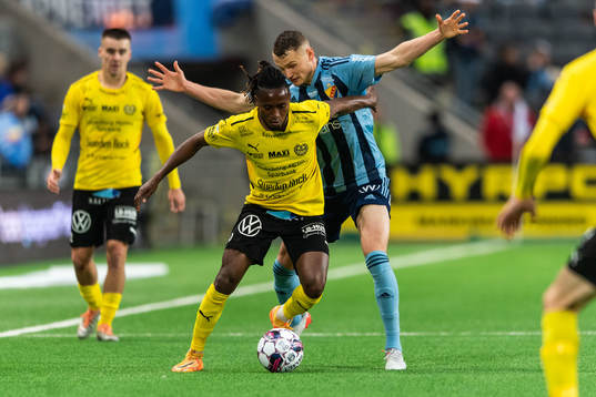 Mjällbys Mamudu Moro och Djurgårdens Piotr Johansson