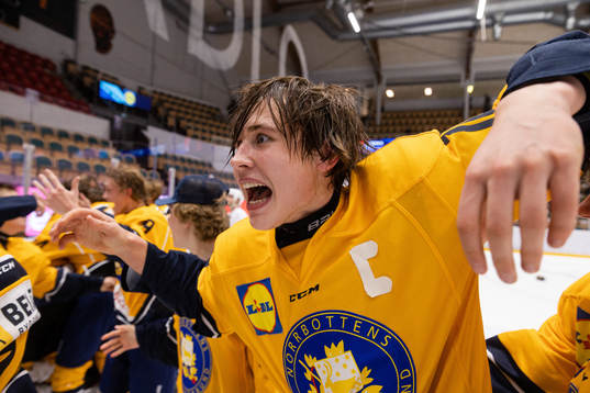 Norrbottens Jakob Ihs Wozniak jublar