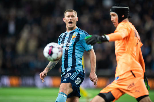 Djurgårdens Victor Edvardsen och Mjällbys målvakt Noel