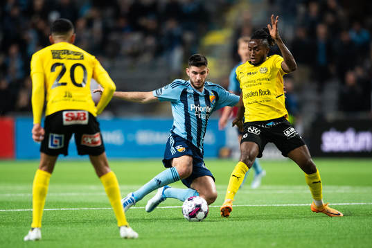 Djurgårdens Besard Sabovic och Mjällbys Mamudu Moro