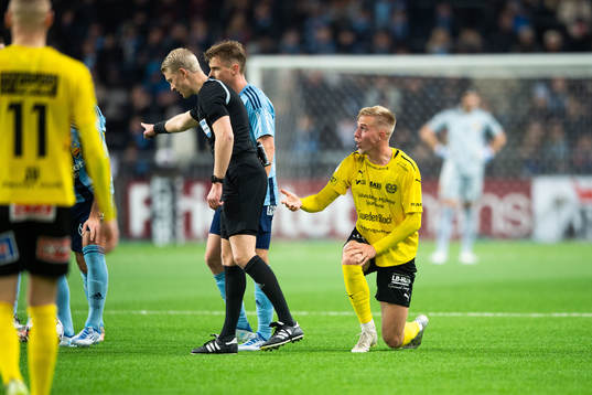 Mjällbys Herman Johansson reagerar på domslut av Domare