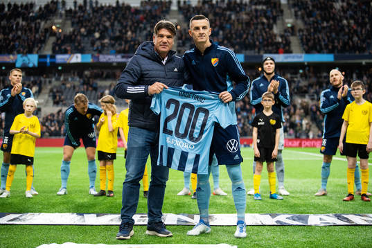 Djurgårdens sportchef Bosse Andersson tilldelar Haris