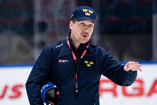 Head coach Sam Hallam of Sweden at a training session with