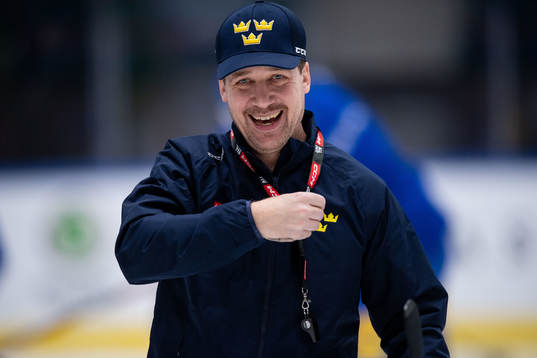 Head coach Sam Hallam of Sweden at a training session with