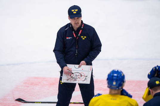 Head coach Sam Hallam of Sweden at a training session with