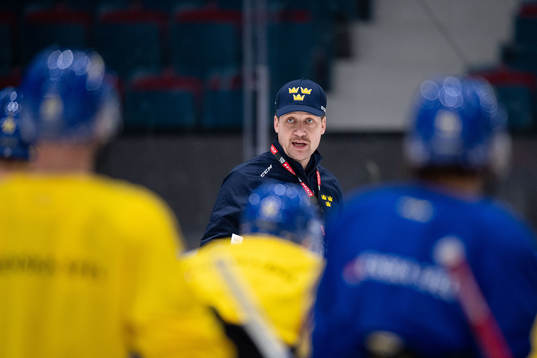 Head coach Sam Hallam of Sweden at a training session with
