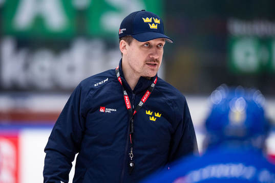 Head coach Sam Hallam of Sweden at a training session with