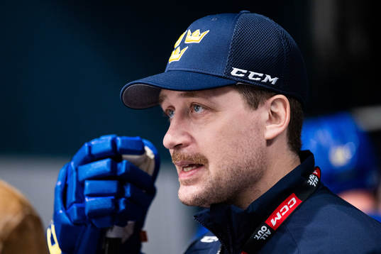 Head coach Sam Hallam of Sweden at a training session with