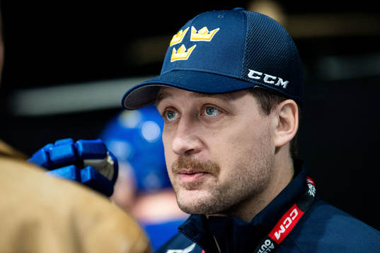 Head coach Sam Hallam of Sweden at a training session with