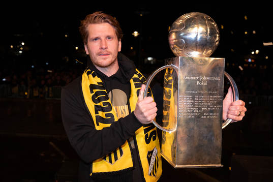 Häckens Erik Friberg poserar med Lennart Johanssons pokal