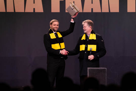 Häckens klubbchef Marcus Jodin tar emot en present från