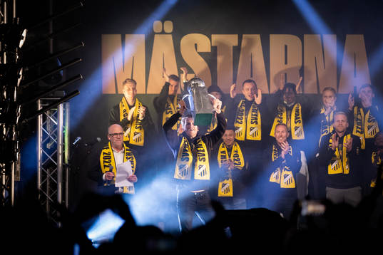 Häckens Erik Friberg lyfter Lennart Johanssons pokal