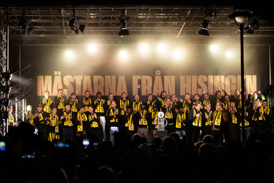Häckens spelare och ledare på scenen