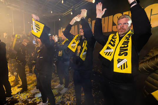 Häckens Alexander Jeremejeff och målvaktstränare